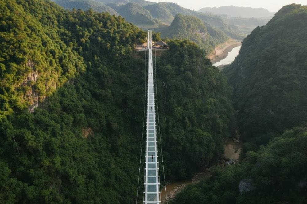 Cầu Kính Bạch Long tọa lạc tại Mộc Châu, Sơn La